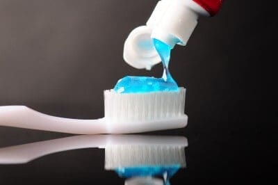Wat is de link tussen je gezondheid en de fluoride in tandpasta?