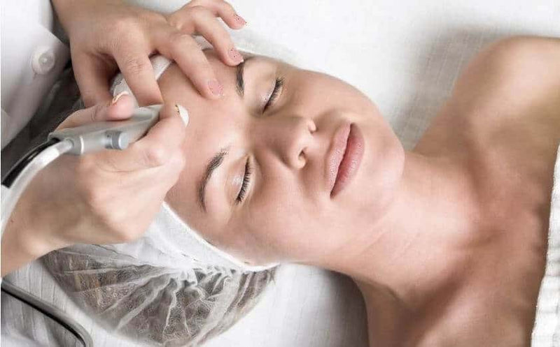 Wat is microdermabrasie? En wat kan het voor jouw huid doen?
