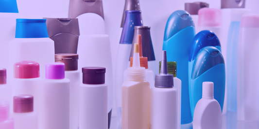 verschillende shampoos tegen een droge hoofdhuid