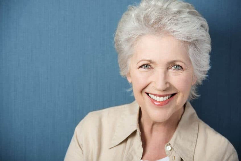 Grijs haar kleuren? Waarom krijgen sommige vrouwen sneller grijs haar?