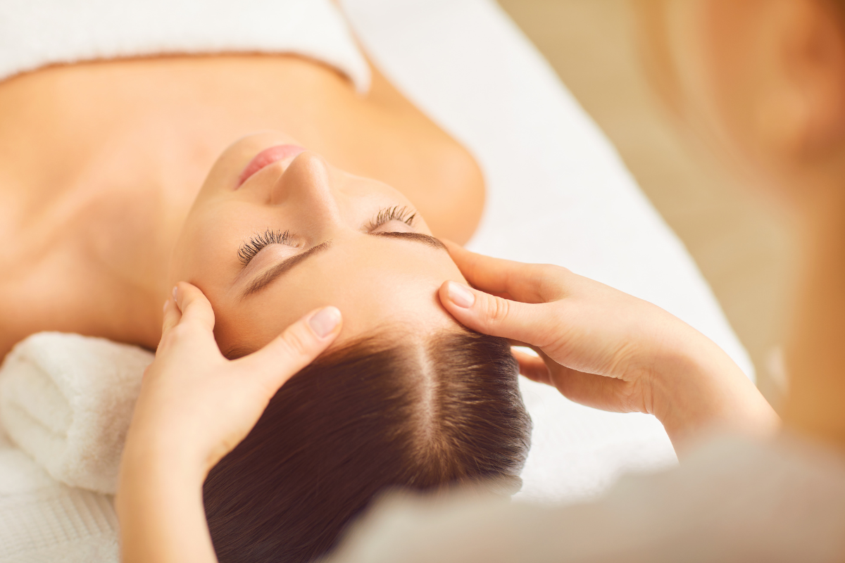 Waarom een gezichtsmassage zo goed is voor je huid... Afbeelding