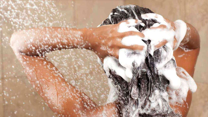 Geef je haar een detox, voeg dit ene ingrediënt toe aan je shampoo!