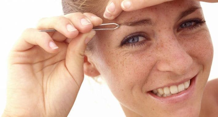 Wenkbrauwen epileren? Zo doe je het pijnloos!