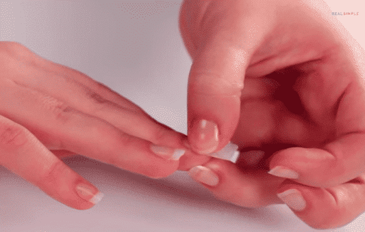 Een gebroken nagel kan je herstellen met... een theezakje!