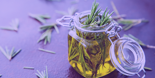 Kan rozemarijnolie haaruitval voorkomen?