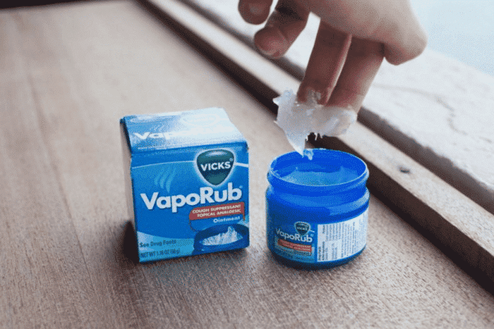4 verrassende oplossingen voor kwaaltjes met... Vicks Vaporub