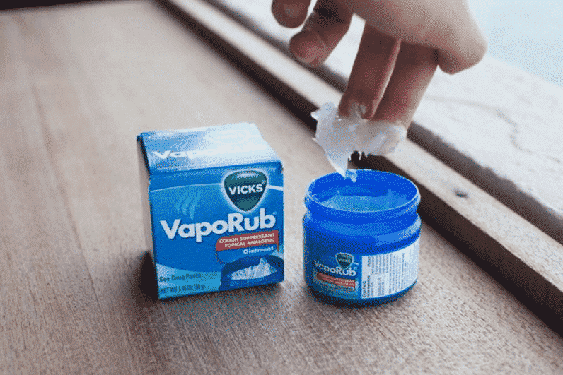 4 verrassende oplossingen voor kwaaltjes met... Vicks Vaporub