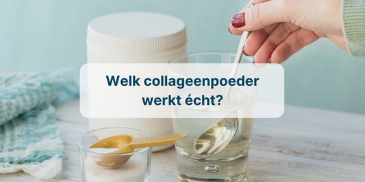 vrouw die een schepje collageenpoeder oplost in een glas water